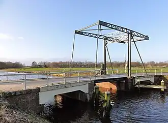 Monumentale ophaalbrug over het kanaal bij Bronneger