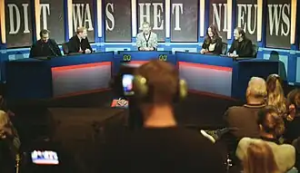 Studio Dit Was Het Nieuws november 2023, met v.l.n.r.: Peter Pannekoek, René van Meurs, Harm Edens, Malou Holshuijsen en Jan Jaap van der Wal.