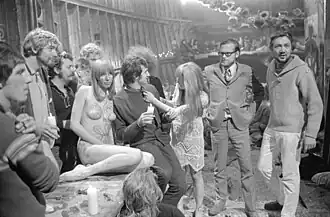 Opnamen voor de film 'Professor Columbus' (van filmer Rob Houwer) op het schip 'Walburgia VII' in het 'Kanaal door Voorne'. 2e v. r. is Rob Houwer; 4e v. l. is Phil Bloom.