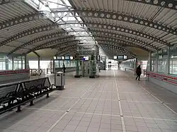 Interieur stationshal van het huidige station