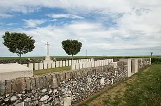 Overzicht met Cross of Sacrifice