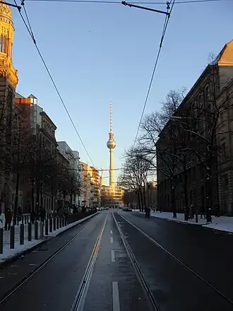 Gezicht door de Oranienburger Straße in de richting van de Fernsehturm