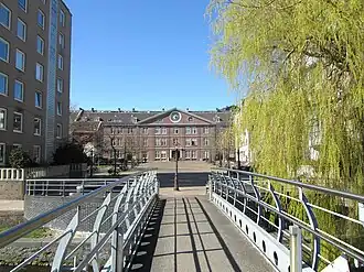 Het plein met op de achtergrond het hoofdgebouw van de kazerne, op de voorgrond de Oliphantsbrug, links een nieuwe woontoren