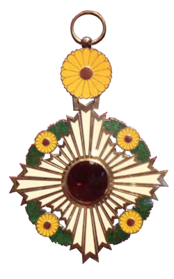 De Keizerlijke mon in een ster van de Orde van de Chrysanthemum.Particuliere verzameling. Groningen.