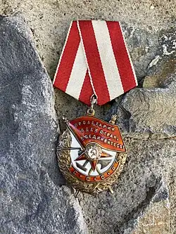 Een naoorlogs versiersel