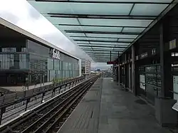 Het westelijke perron voor de plaatsing van perronhekken.