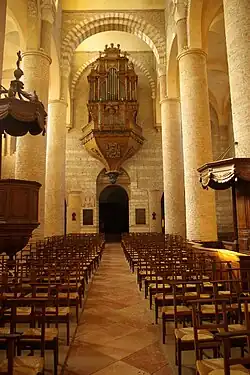 Het middenschip met het orgel