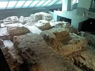 De originele middeleeuwse funderingen van het paleis