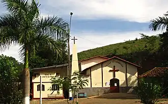 Katholieke kerk Nossa Senhora Aparecida in Orizânia gezien vanaf de hoofdweg (BR-116)