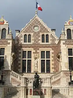 Hotel Groslot met een standbeeld van Jeanne d'Arc