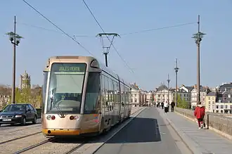 Een tram van lijn A op de George V-brug.