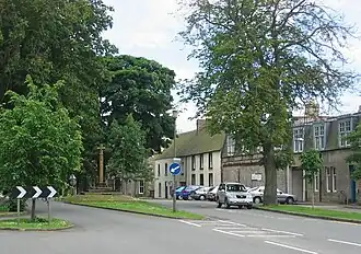 The Mercat Cross, in het midden tussen de twee straten