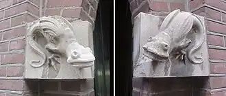 Ornamenten aan het huis Haverstraat 22, hier bevindt zich de toegangspoort tot de Jacobsgasthuissteeg