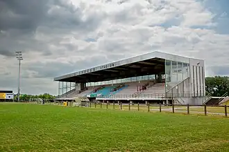 De hoofdtribune van het Orphale Cruckestadion in Ronse, gefotografeerd in 2017.