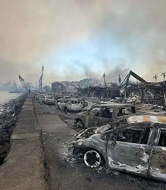 Uitgebrande auto's en gebouwen in Lahaina