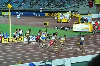 100 m horden tijdens de WK 2007 in Osaka; met geheel rechts Ginnie Crawford.