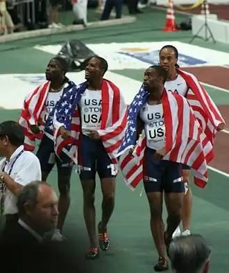 Darvis Patton (2e van links) wint goud op de 4 × 100 m bij de WK 2007.