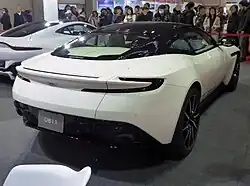 De achterkant van een witte DB11 V12