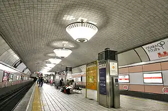 De perrons van de Midosuji-lijn