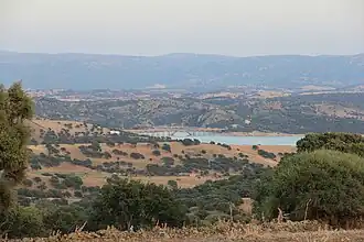 Het Lago di Coghinas gedwarst door de Ponte Diana