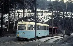 Motorwagen 178 van het type 'Gullfisker' (Goudvis) aan de halte Sjømannsskolen op de Ekebergbanen (lijn 9); 1 maart 1975.