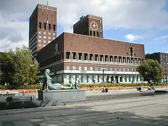 Het plein met het stadhuis van Oslo op de achtergrond.