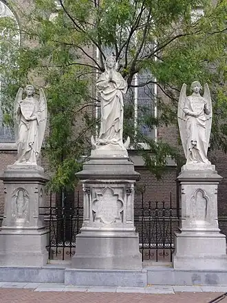 Triomferende Maria geflankeerd door twee engelen (1894)