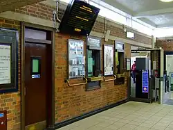 De stationshal met loketten en ov-poortjes