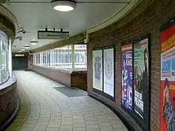 De loopbrug over de sporen