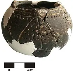 Versierde miniatuur urn