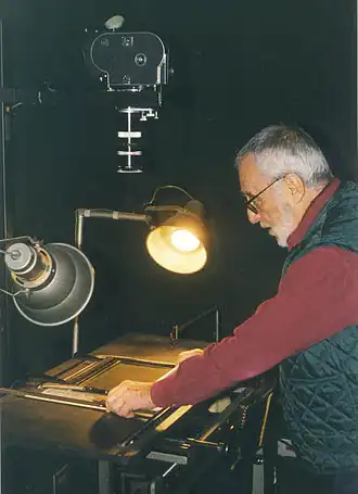 Tekenaar Osvaldo Cavandoli aan het werk in zijn studio