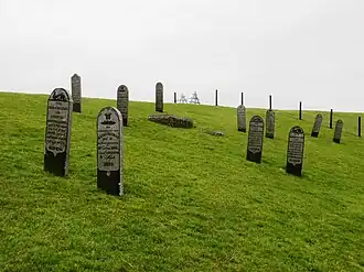 Grafstenen op de dijk bij Oterdum