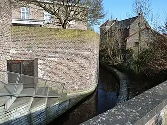 Ziepbeek met stadsmuur bij Uikhoverpoort