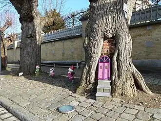 Kabouters met hun huisje op het plein Onder de Linden