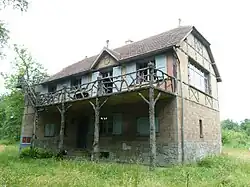 Jachthuis, Oud-Turnhout. De pilaren en balustrade van het balkon zijn cementrustiek (faux bois)