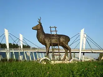 Fergusonbrug, met op de voorgrond een sculptuur van een hert op wielen