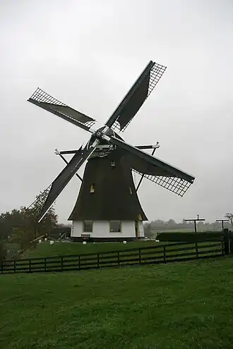 Akkerslootmolen met zeilen