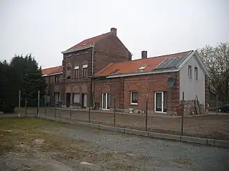 Oud station - heden woningen, kant spoorweg.