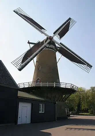 Molen "De Zwaan" met halve zeilen