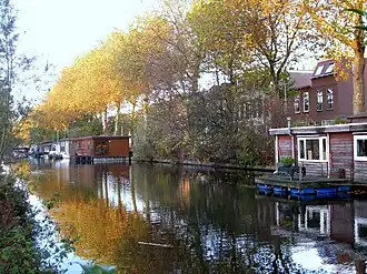 Oude Rijn met woonboten aan de Billitonkade