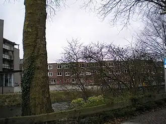 Oude Rijn bij de Billitonkade met aan de overkant nieuwe huizen waar vroeger roeivereniging Viking[5] zat, alsook een oud ijzerhandelaar en autodealer Pordon.[6]