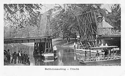 De oude Bartholomeusbrug rond 1902 met ernaast het overhaalschuitje en het brugwachtershuisje