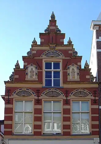 Geveltop van de Oude Ebbingestraat 52 in Groningen