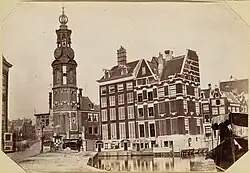 Nog maar vier van de vijf huizen rond 1873; links op de voorgrond de kade van de Amstel; rechts de Doelensluis/Roobrug