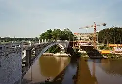Links de oude brug, rechts de constructie van de nieuwe (1987)
