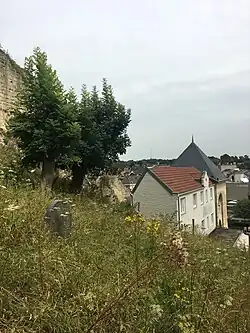 De joodse begraafplaats aan de oostzijde van de Kasteelruïne.