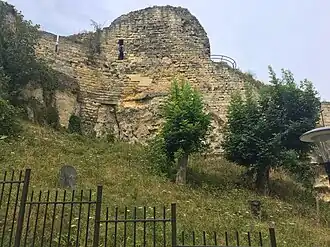 De oude joodse begraafplaats aan de oostzijde van de Kasteelruïne.