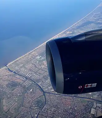 Luchtfoto met rechtsonder het Oegstgeesterkanaal. De samenvloeiing met de Oude Rijn is in het midden zichtbaar