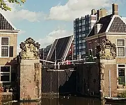 Wapenstenen bij de Oude Sluis in Zaandam (1724)