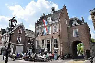 Het stadhuis met poort